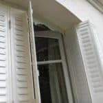 detail de volets en fer style persienne