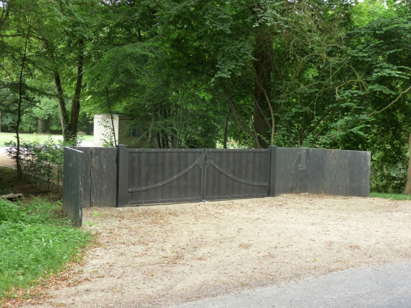 pose d'un portail en bois fonce steelword par menuiseries du littoral