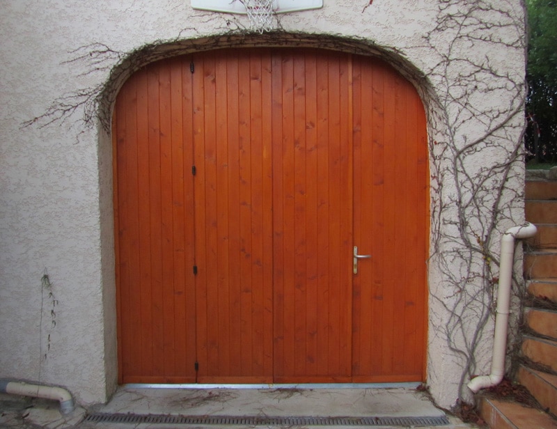 pose d'une porte de garage sur mesure du style accordeon en bois gpf