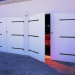 pose d'une porte de garage battante en pvc proche montpellier par menuiseries du littoral