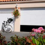 Porte de garage enroulable EXCELIS blanc par menuiserie du littoral montpellier