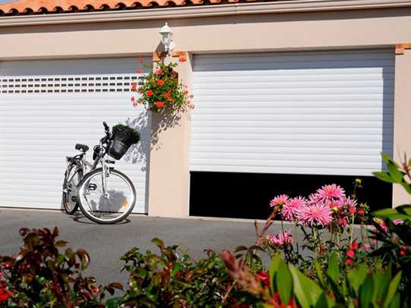 Porte de garage enroulable EXCELIS blanc par menuiserie du littoral montpellier