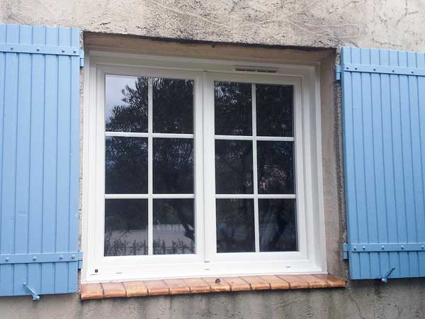 Fenêtre PVC blanc avec petit bois